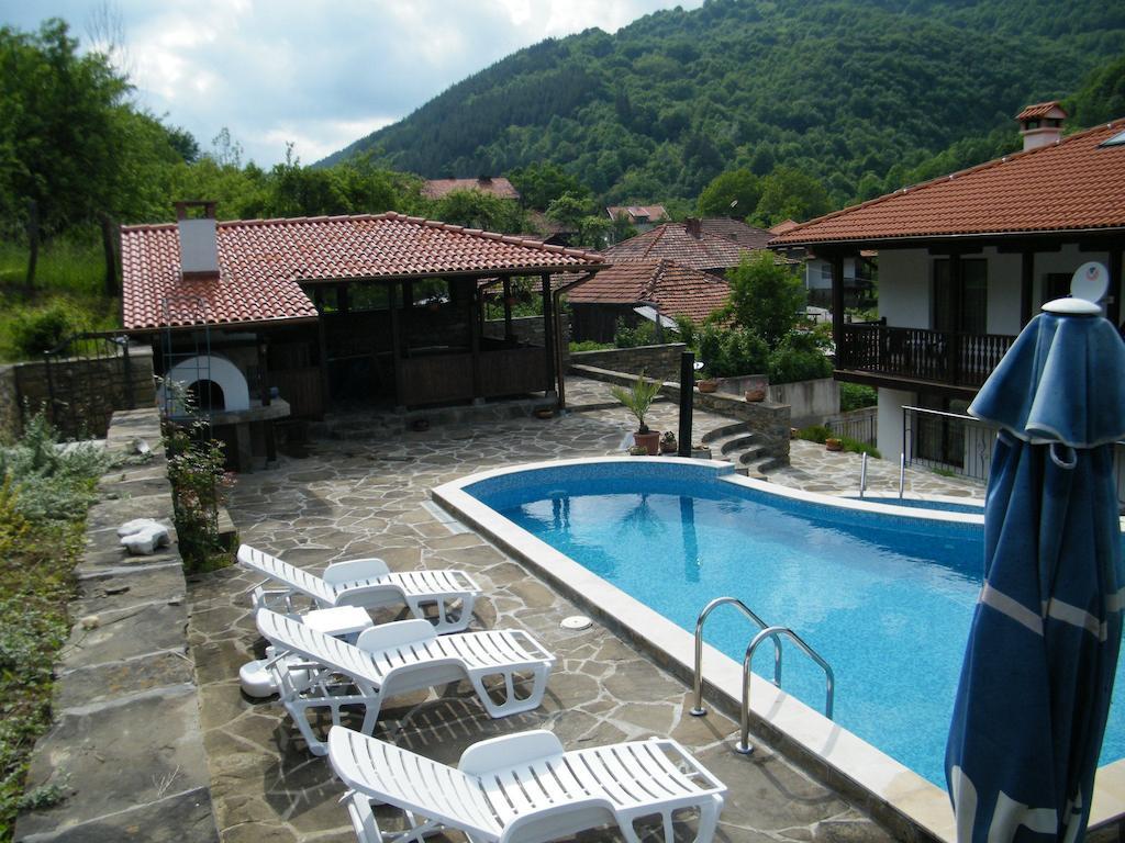 Family Hotel Chiflik Hills Εξωτερικό φωτογραφία